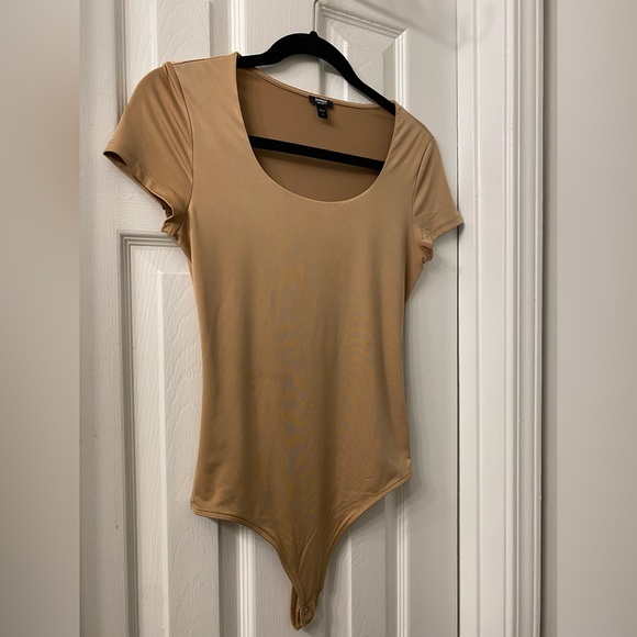 Express Body Contour High Compression Scoop Neck Cap Sleeve Bodysuit - Pecan - Picture 3 of 11